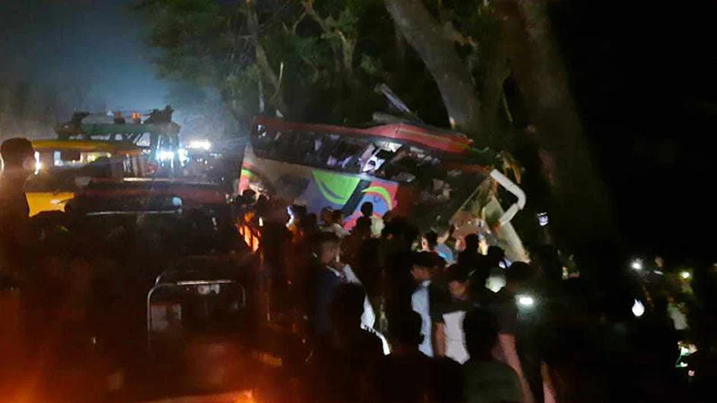 বিদ্যুতের খুঁটিতে বাসের ধাক্কা, প্রাণ গেল তিনজনের